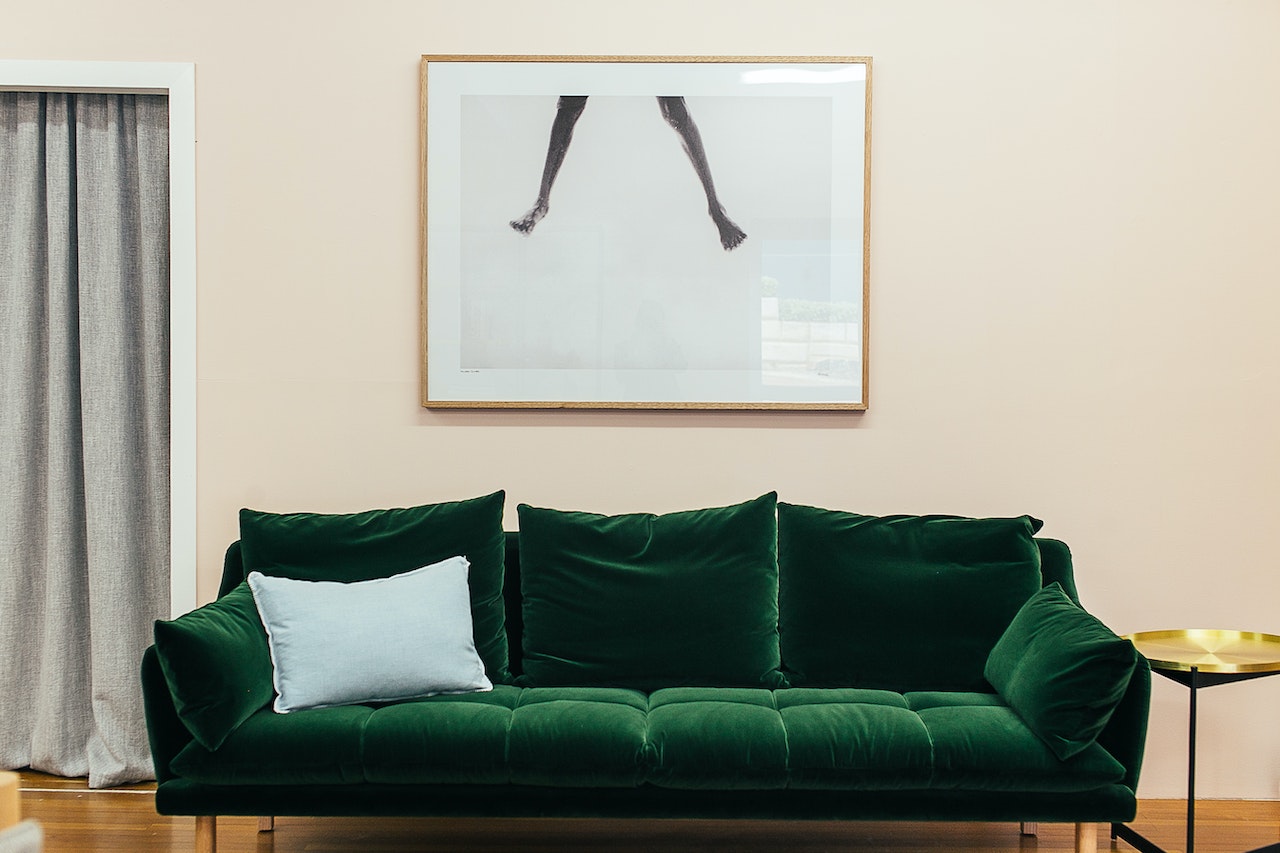 Jakimi cechami wyróżniają się nowoczesne sofy do salonu?