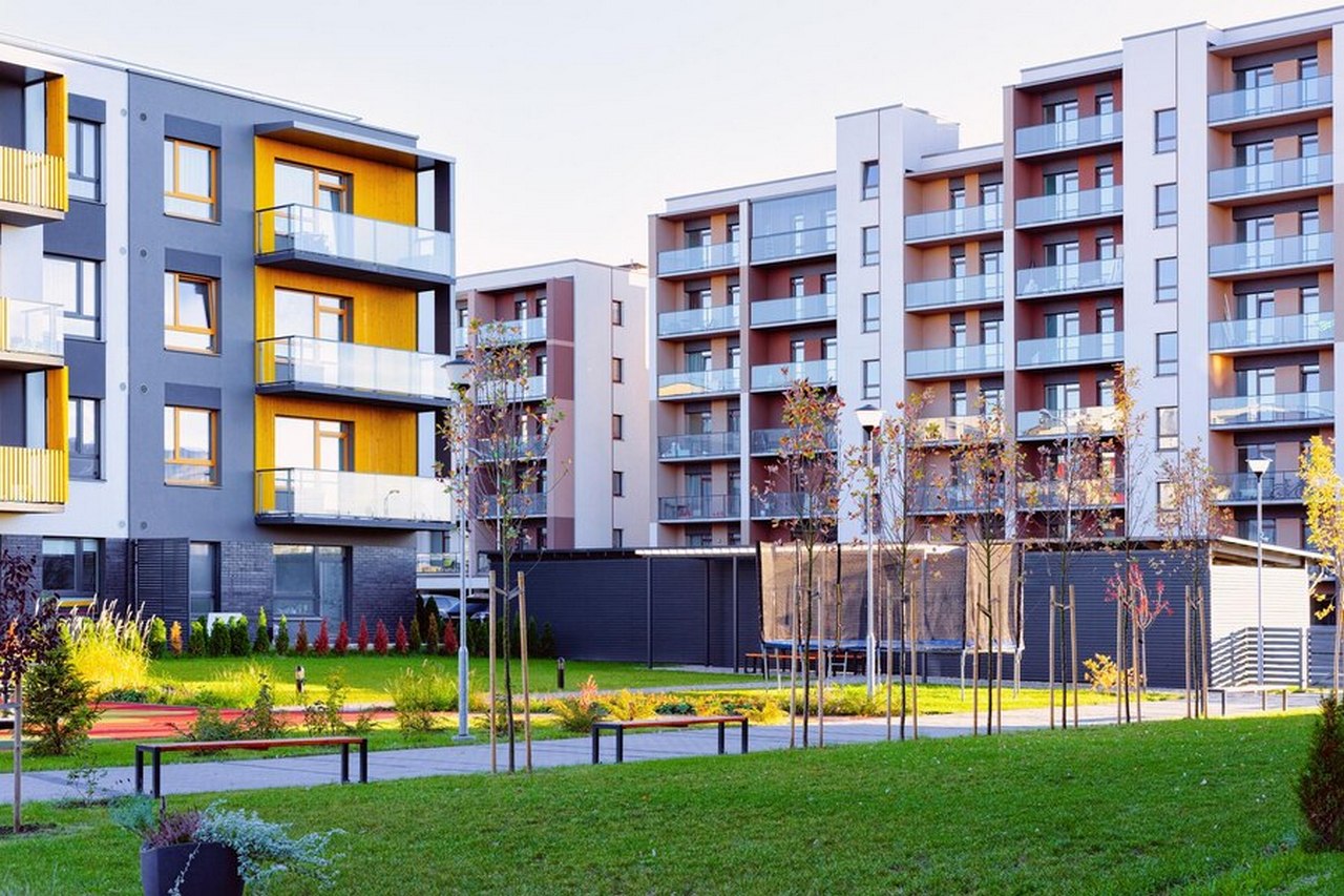 Jakie są kluczowe etapy budowy mieszkań przeznaczonych na sprzedaż?